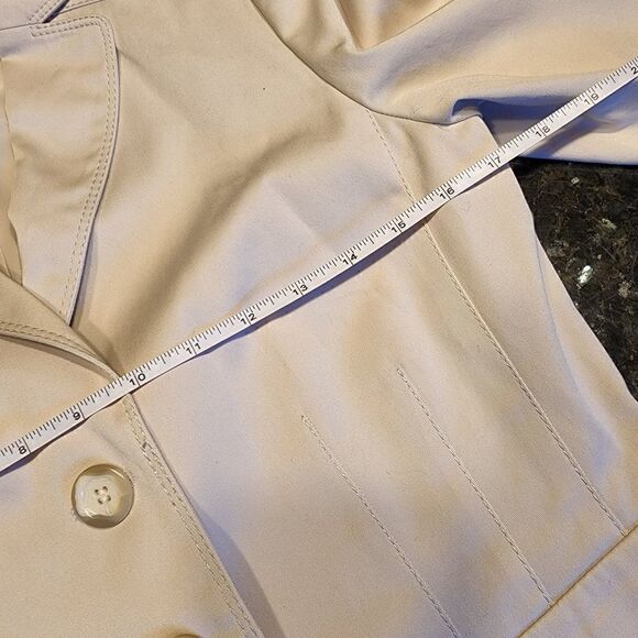 Ann Taylor 3 button blazer pleated back - Picture 3 of 8